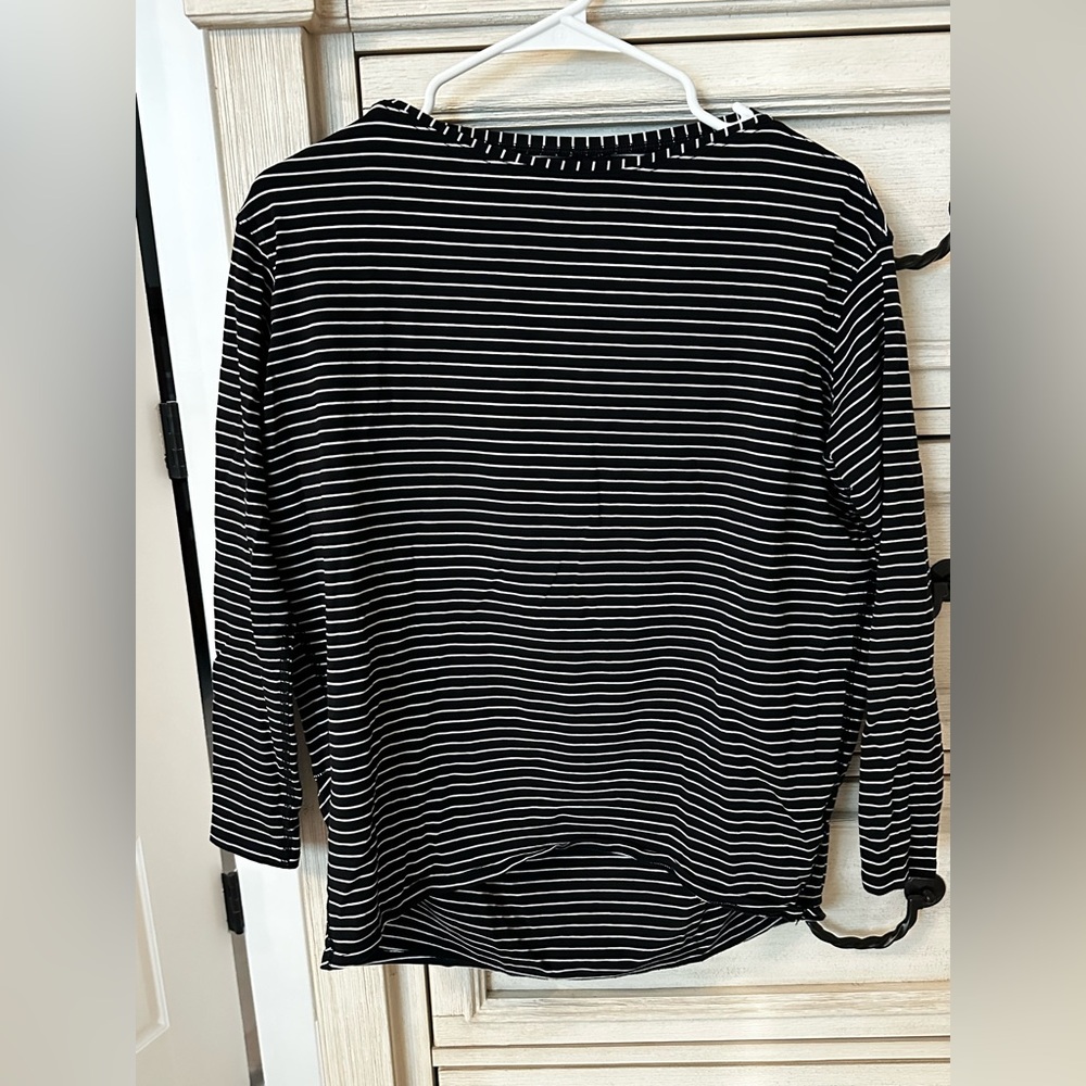 Lululemon black and white women’s top